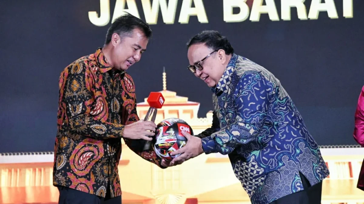 Penjabat Gubernur Jawa Barat Bey Machmudin menghadiri CNN Indonesia Award 2024 di Trans Hotel, Kota Bandung, S