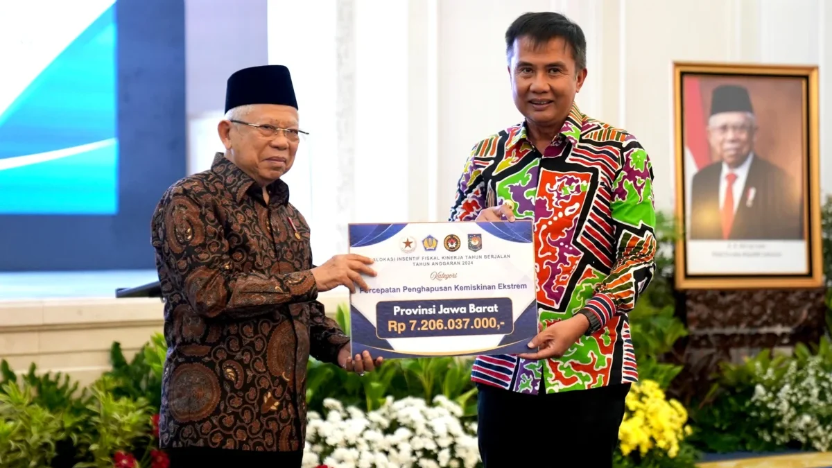 Penjabat Gubernur Bey Machmudin saat Rakor Penghapusan Kemiskinan Ekstrem di Auditorium Sekretariat Wakil Pres