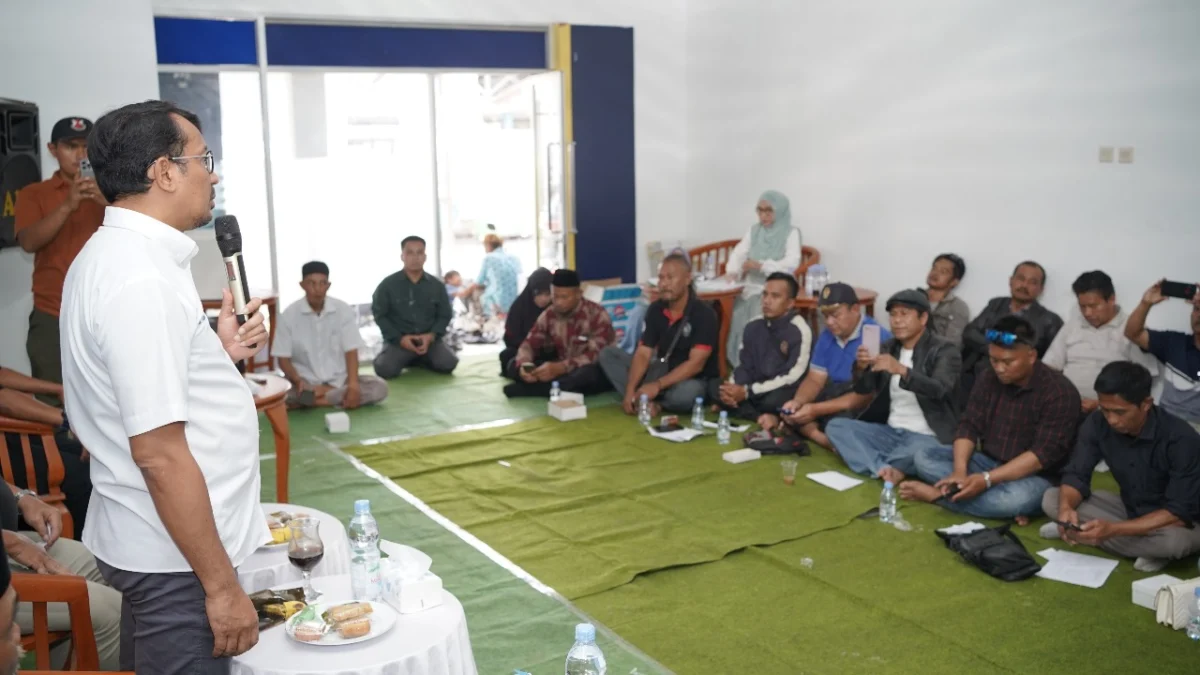 dr. Helmi Budiman di hadapan relawan Rahayu Garsel mengutarakan janjinya untuk membangun pendopo Garut Selatan