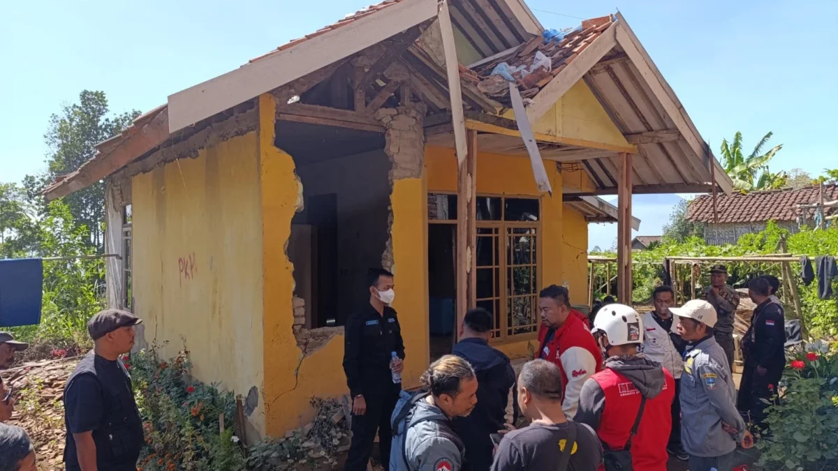 Rumah rusak akibat gempa di Pasairwangi