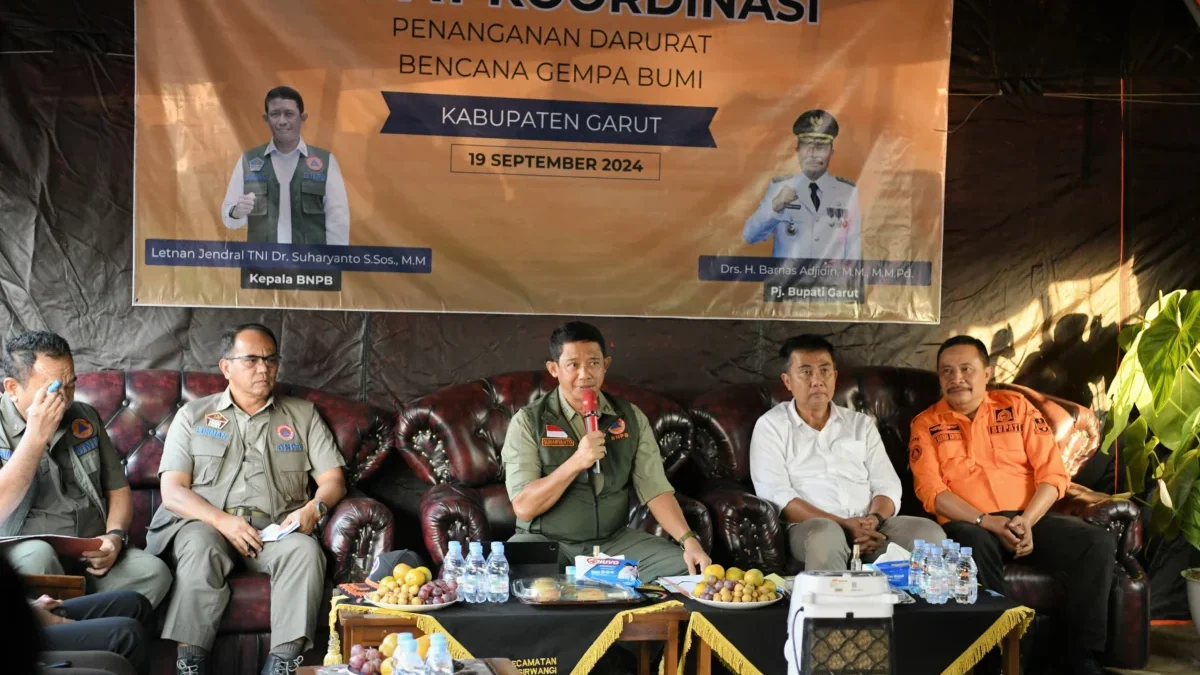 Penjabat Gubernur Jabar Bey Machmudin saat Rakor Penanganan Darurat Gempa Bumi Kabupaten Garut, di kantor Keca