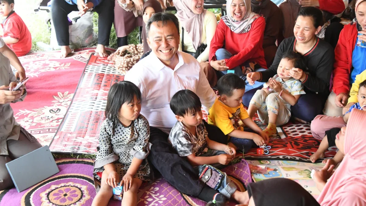 Sekda Jabar Herman Suryatman meninjau lokasi terdampak bencana gempa bumi tektonik di Kecamatan Kertasari, Kab