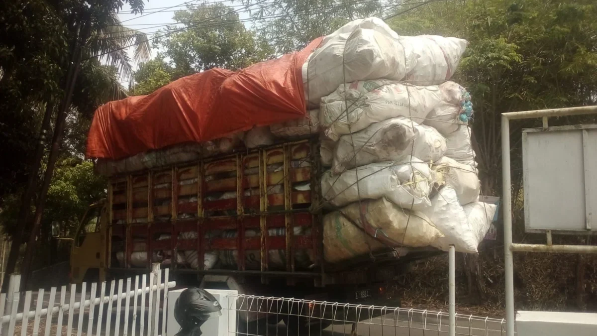 Muatan mobil truk terlalu tinggi sehingga menyebabkan kabel listrik putus (pepen)