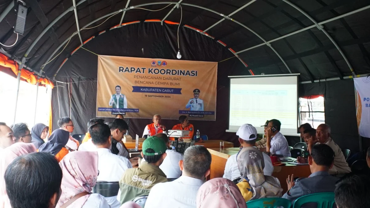 rapat penanganan bencana gempa bumi, di Posko Penanganan Darurat di Halaman Kantor Kecamatan Pasirwangi, Rabu