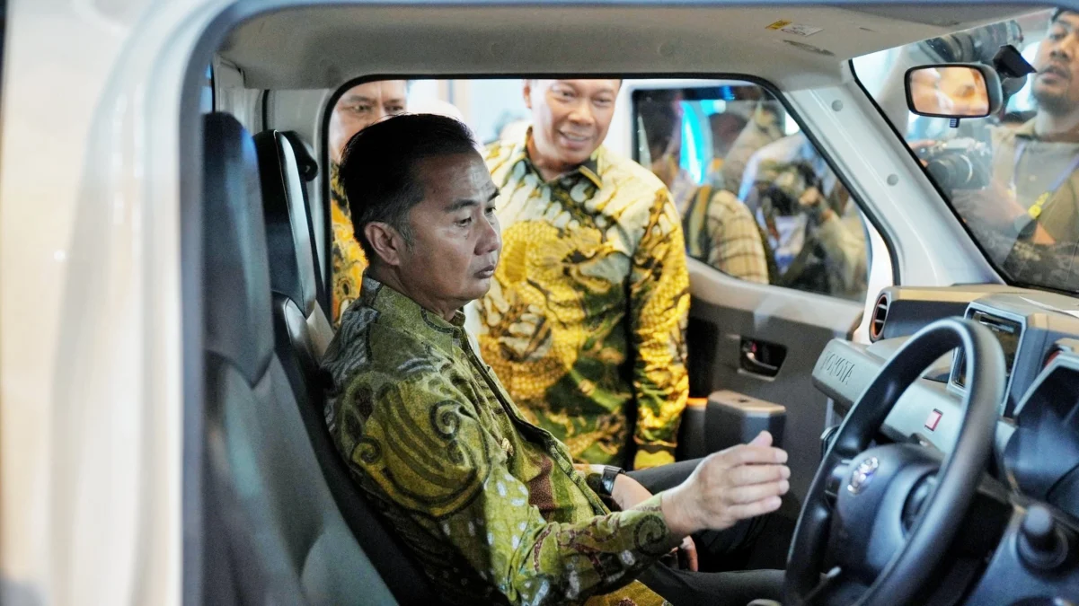 Penjabat Gubernur Jabar Bey Machmudin saat membuka GIIAS 2024 di Sudirman Grand Ballroom, Kota Bandung, Rabu