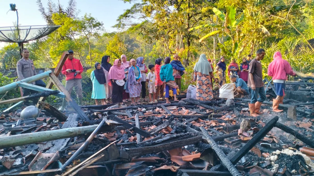 Rumah Iyam warga Cigombong Garut terbakar