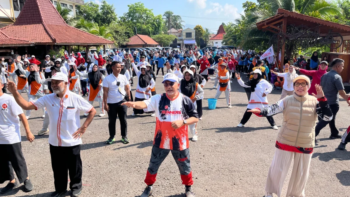 Warga Cianjur senam sehat bersama Ahmad Syaikhu