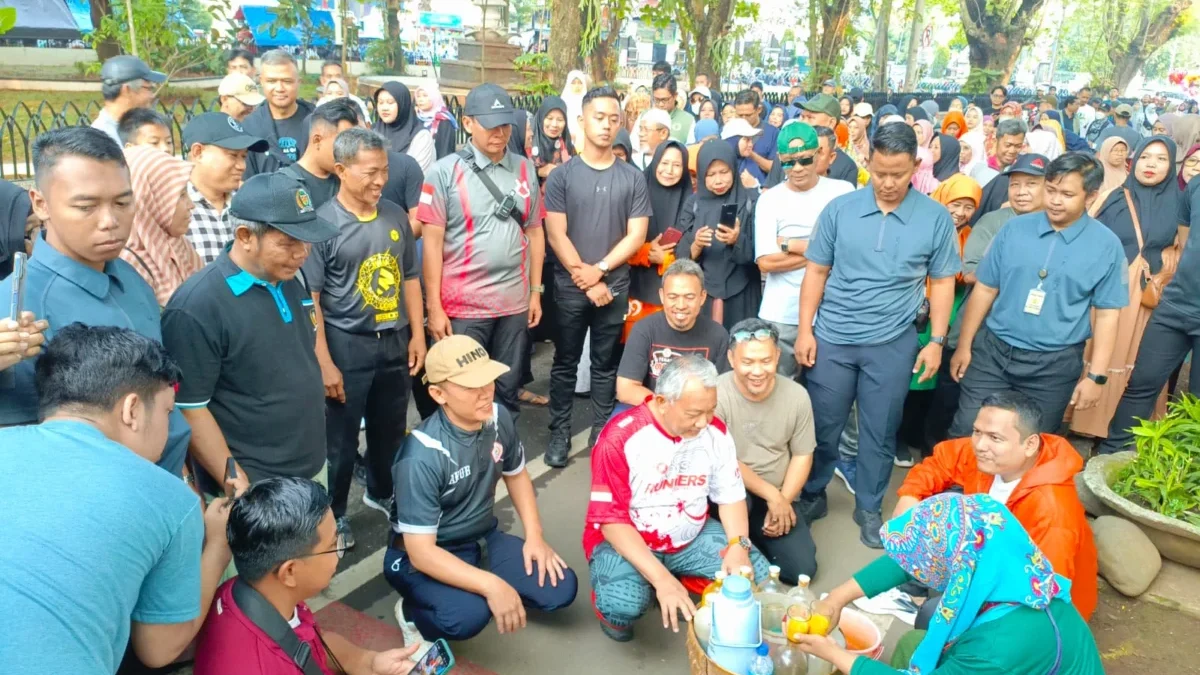 Ahmad Syaikhu membeli jamu