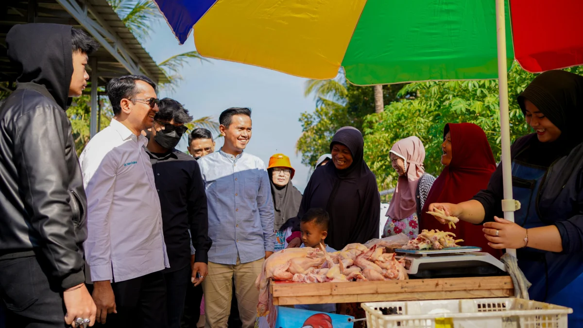 Calon Bupati Garut nomor urut 1 dr. Helmi Budiman mengunjungi pasar tumpah di Sucinaraja