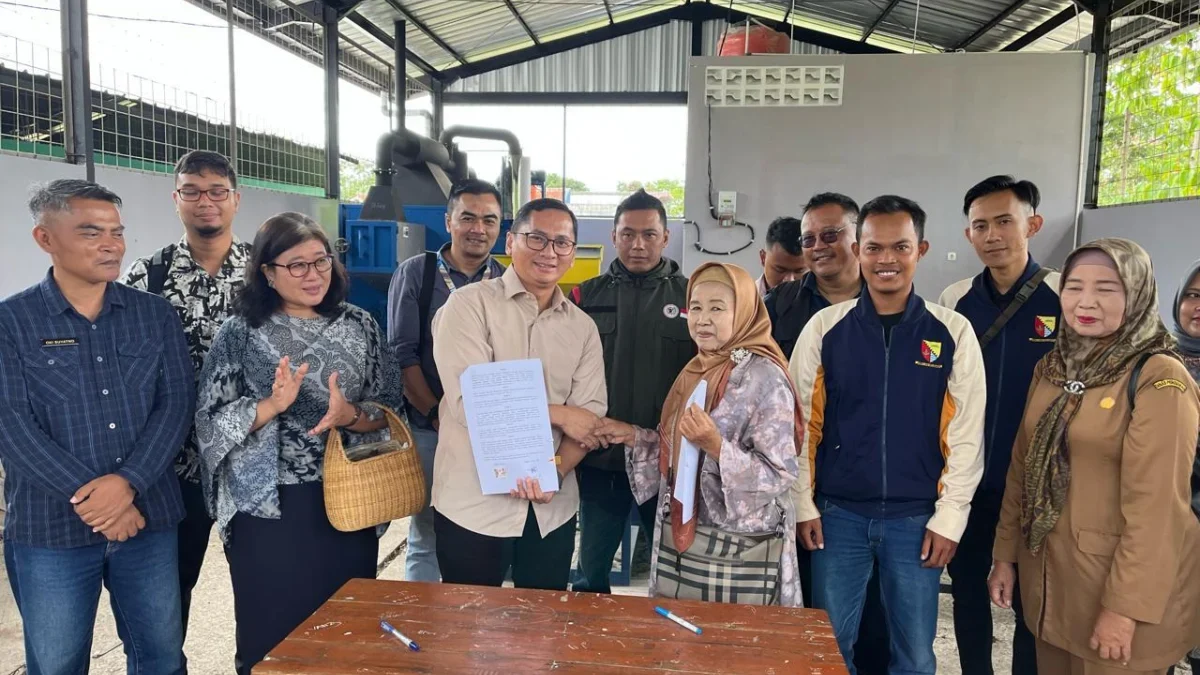 SIMBOLIS: Kepala Dinas Perumaham dan Permukiman (Disperkim) Jawa Barat Dr Indra Maha ST MT melaksanakan serah