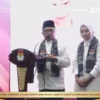 Abdusy Syakur dan Putri Karlina memberikan sambutan dalam rapat pleno terbuka pengundian nomor urut calon bupa