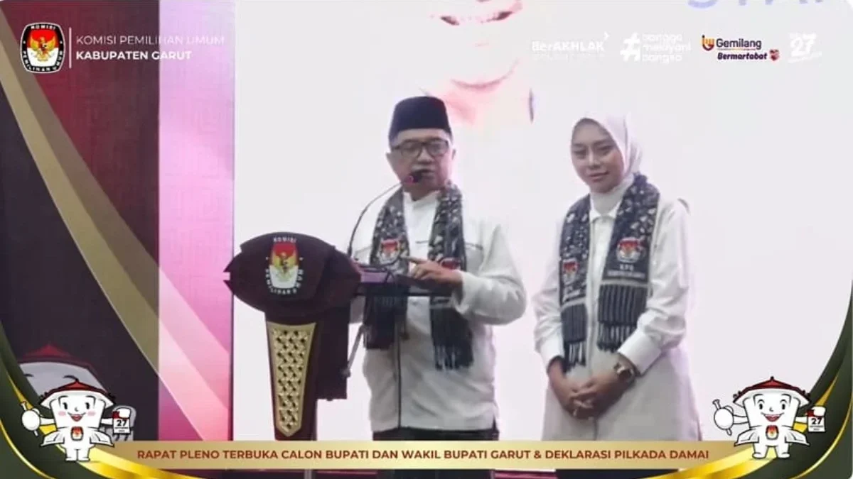 Abdusy Syakur dan Putri Karlina memberikan sambutan dalam rapat pleno terbuka pengundian nomor urut calon bupa