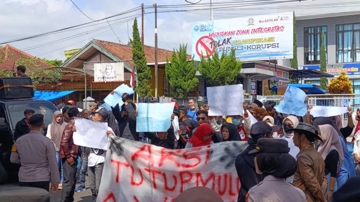 warga Desa Pasirkiamis melakukan aksi di depan Gedung DPRD Garut