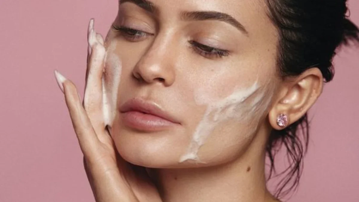 10 Rekomendasi Facial Wash yang Bagus untuk Kulit Berjerawat