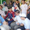 Cabup Garut Nomor Urut 1 Helmi Budiman saat berbaur dengan warga dan pedagang di Pasar Pamengpeuk