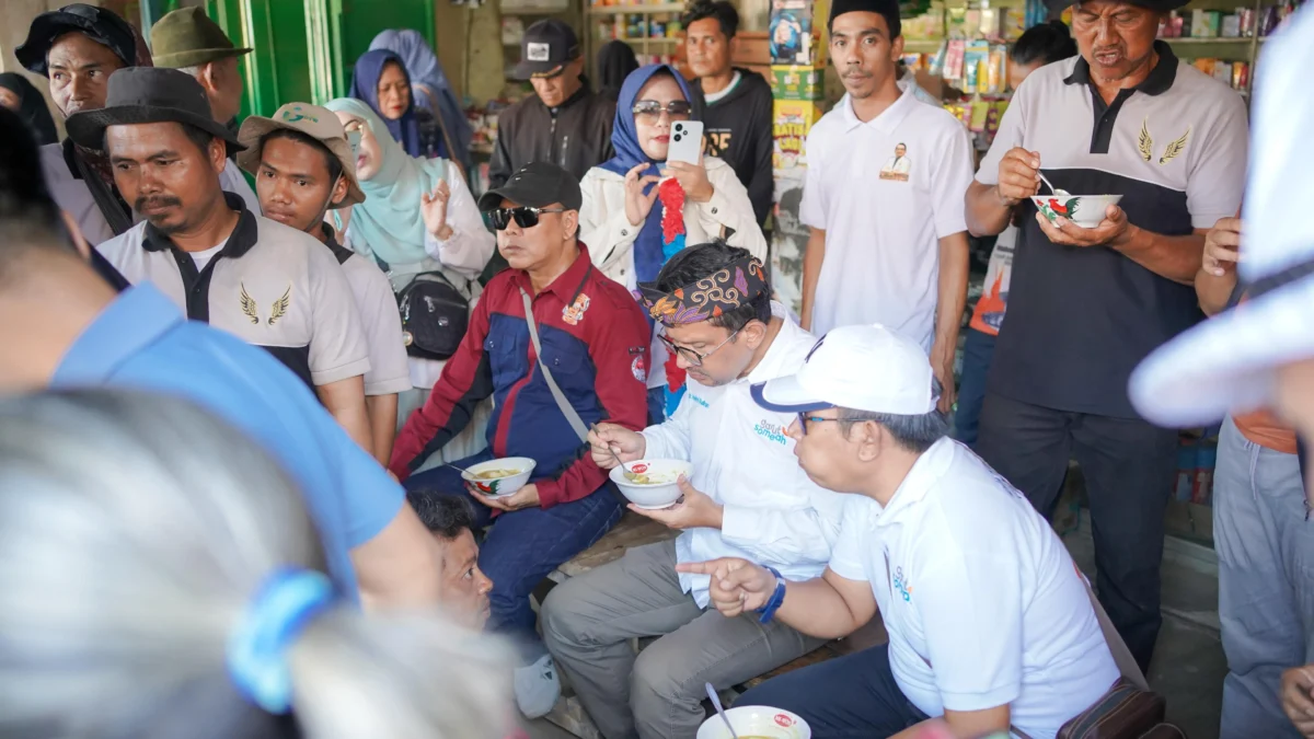 Cabup Garut Nomor Urut 1 Helmi Budiman saat berbaur dengan warga dan pedagang di Pasar Pamengpeuk