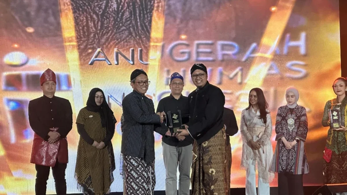 Reza Mardian menerima penghargaan silver winner pada ajang Anugerah Humas Indonesia 2024