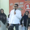 Cabup Garut Nomor Urut 1 dr Helmi Budiman didampingi Istri, saat berkampanye di kawasan Garut Utara