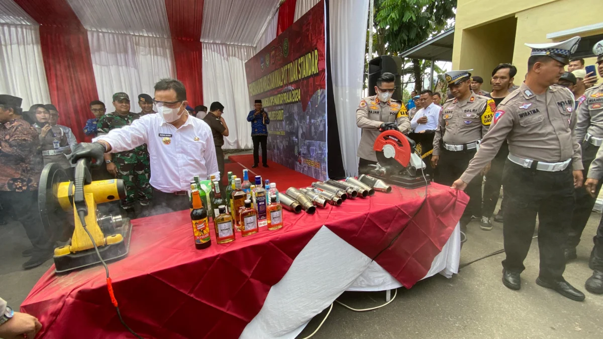 Pj Bupati Garut menghadiri pemusnahan miras dan knalpot bising di Polres Garut