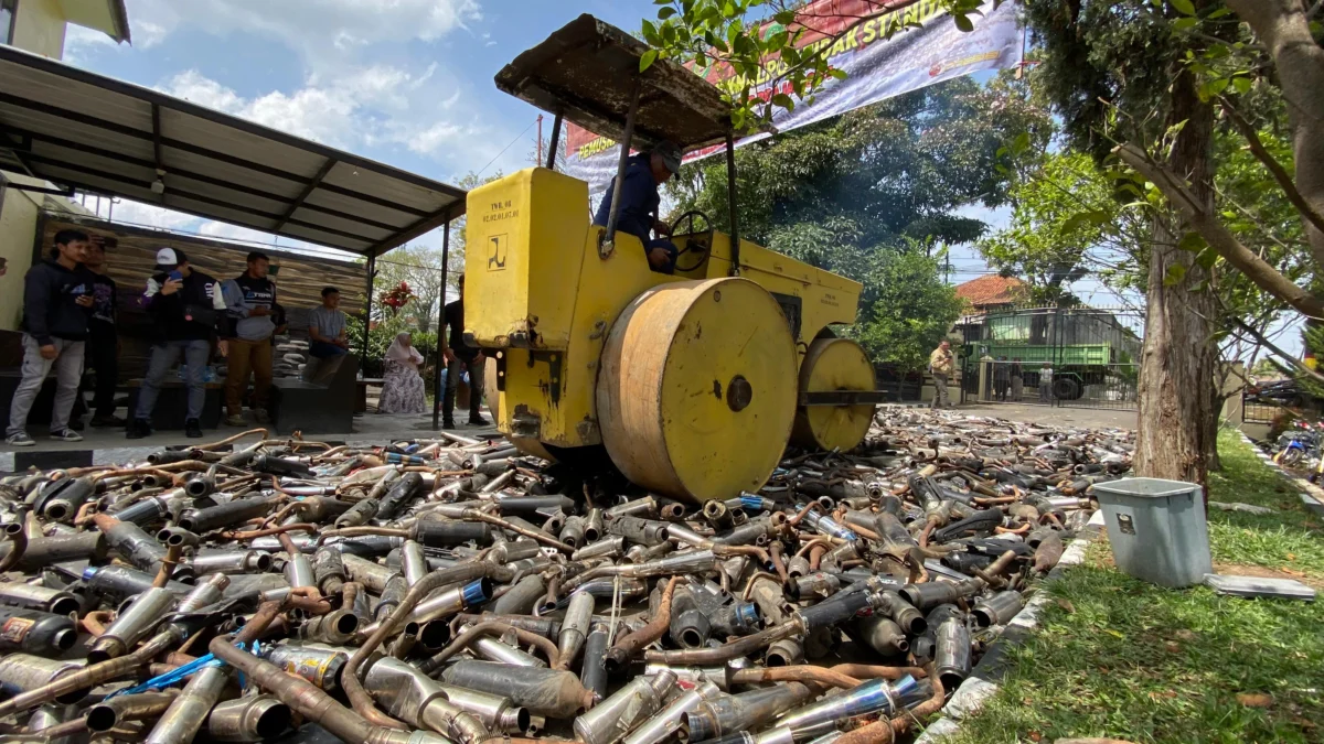 pemusnahan knalpot bising dan miras di Polres Garut