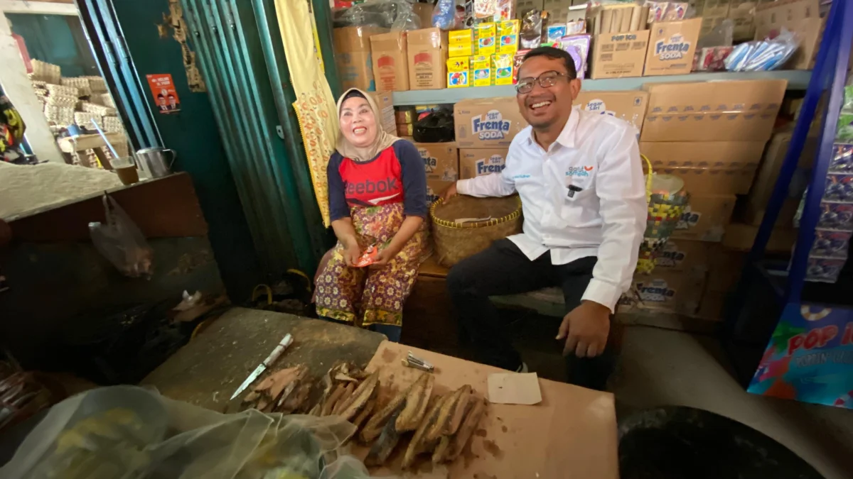 Helmi Budiman bertemu dengan pedagang pasar Ciawitali