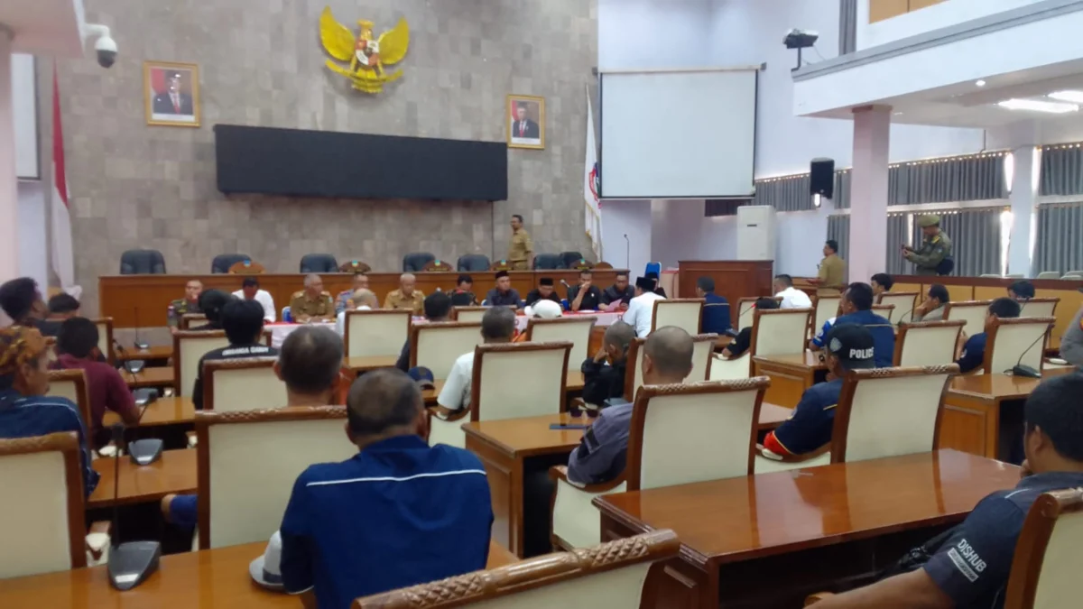 Sopir angkot dan elf, audiensi di gedung DPRD Garut