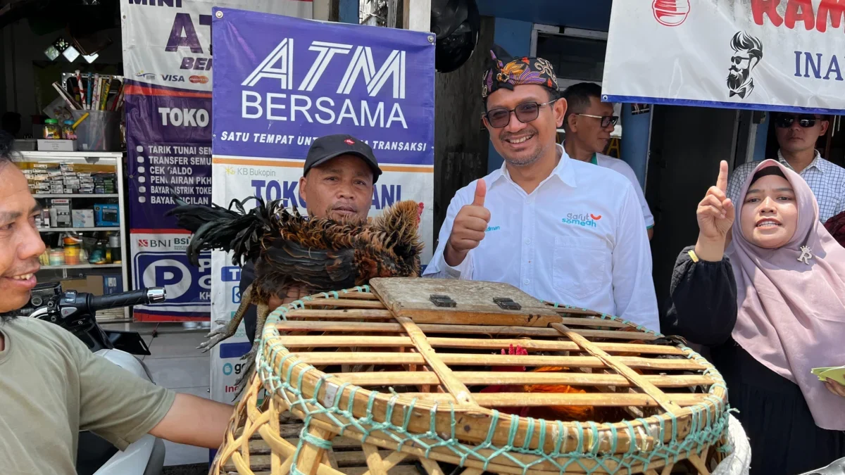 Helmi Budiman ketika mengunjungi pasar Andir di Kecamatan Bayongbong