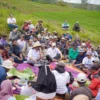 Calon Bupati Garut dr. Helmi Budiman menyambangi petani di kaki gunung Papandayan Kecamatan Cikajang