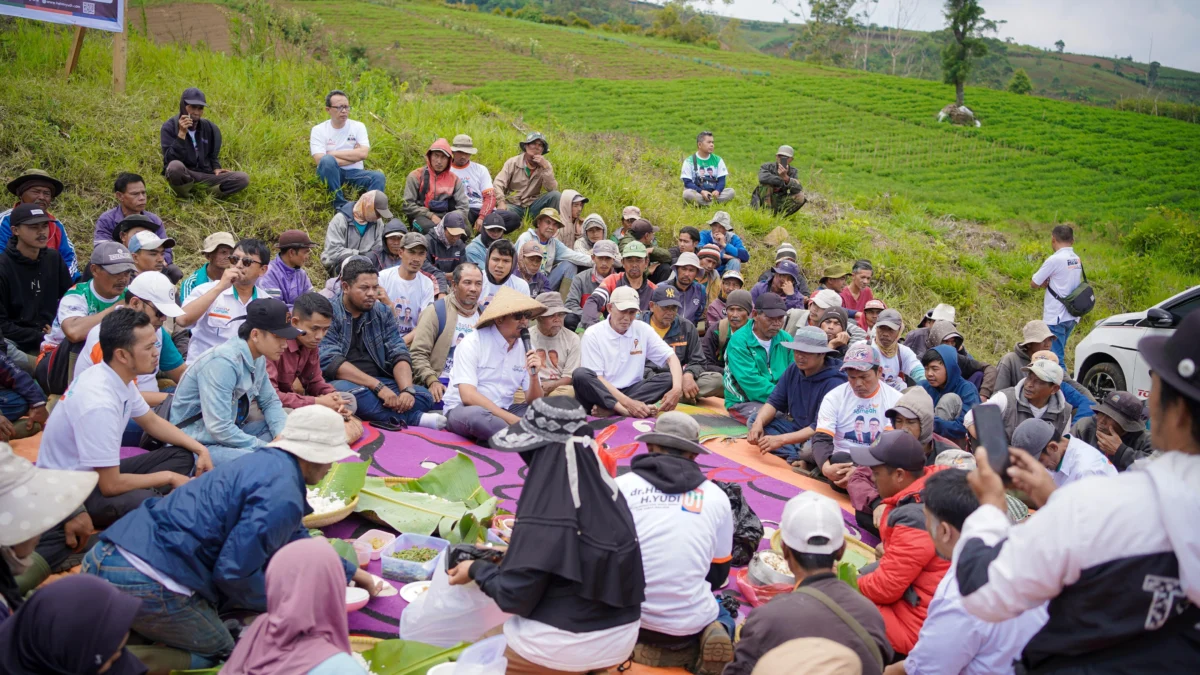 Calon Bupati Garut dr. Helmi Budiman menyambangi petani di kaki gunung Papandayan Kecamatan Cikajang