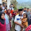 Ahmad Syaikhu menyapa warga Kampung Cibolang, Desa Kertawangi, Kecamatan Cisarua, Kabupaten Bandung Barat