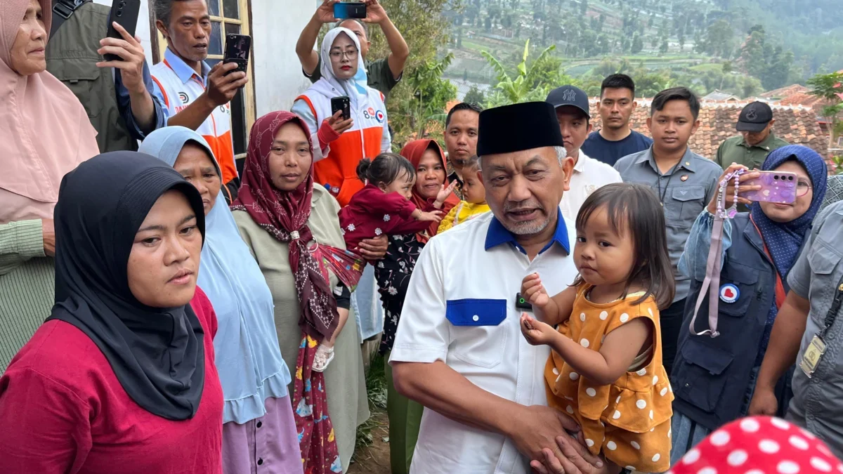 Ahmad Syaikhu menyapa warga Kampung Cibolang, Desa Kertawangi, Kecamatan Cisarua, Kabupaten Bandung Barat