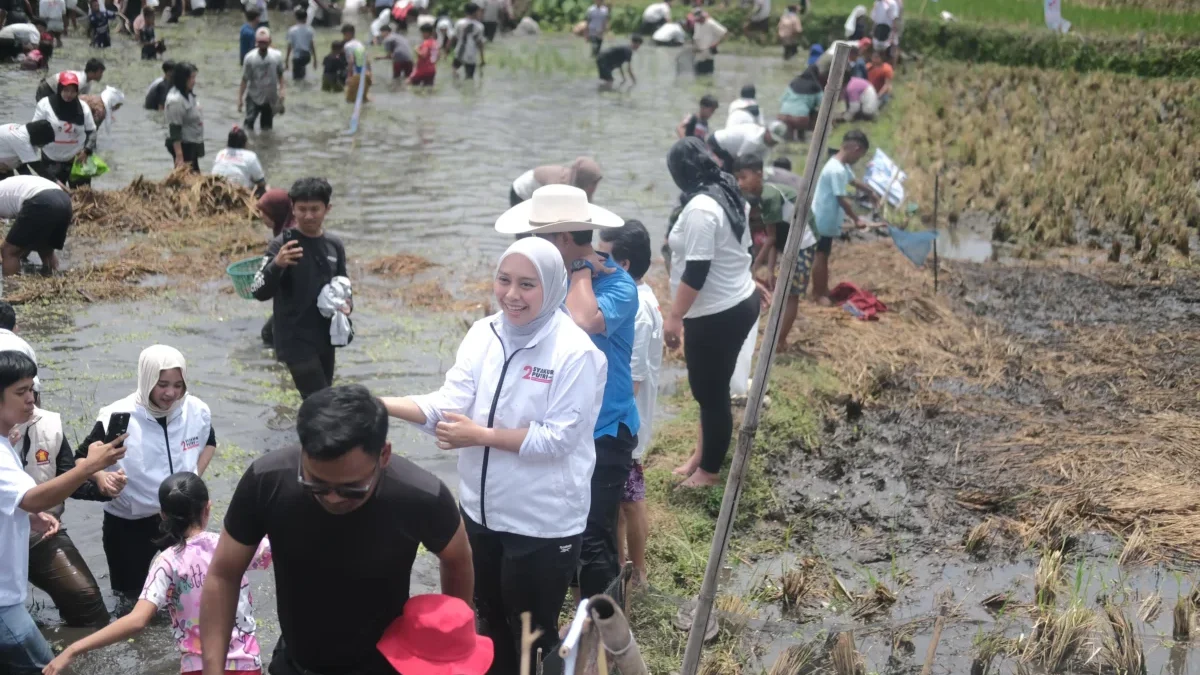 Putri Karlina nyebut ke kolam bersama ratusan warga di Kecamatan Leles