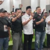 Paslon bupati Garut Helmi-Yudi berfoto bersama dengan anggota FPPG usai kegiatan deklarasi.