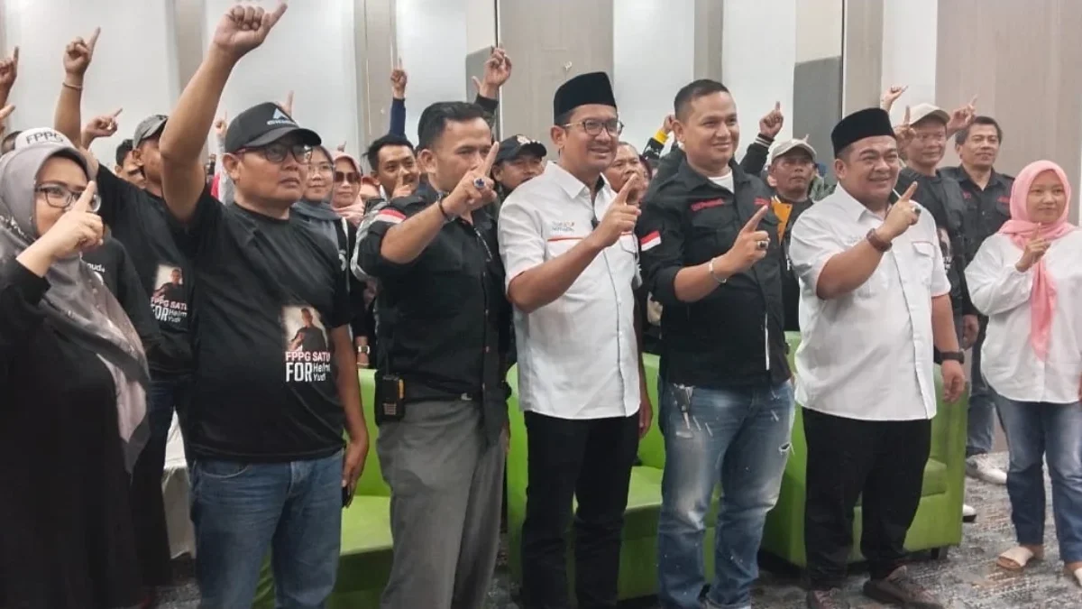 Paslon bupati Garut Helmi-Yudi berfoto bersama dengan anggota FPPG usai kegiatan deklarasi.