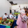 dr. Helmi Budiman bersama relawan makan di lesehan rumah padang merakyat dengan pembeli lain