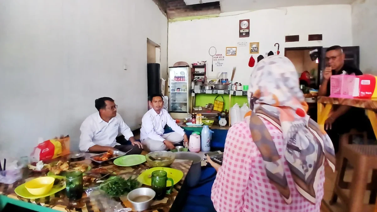 dr. Helmi Budiman bersama relawan makan di lesehan rumah padang merakyat dengan pembeli lain