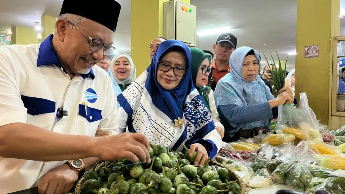 Ahmad Syaikhu saat menyapa masyarakat dan pedagang Pasar Cikijing, di Jalan Cikijing - Darma, Kecamatan Cikiji