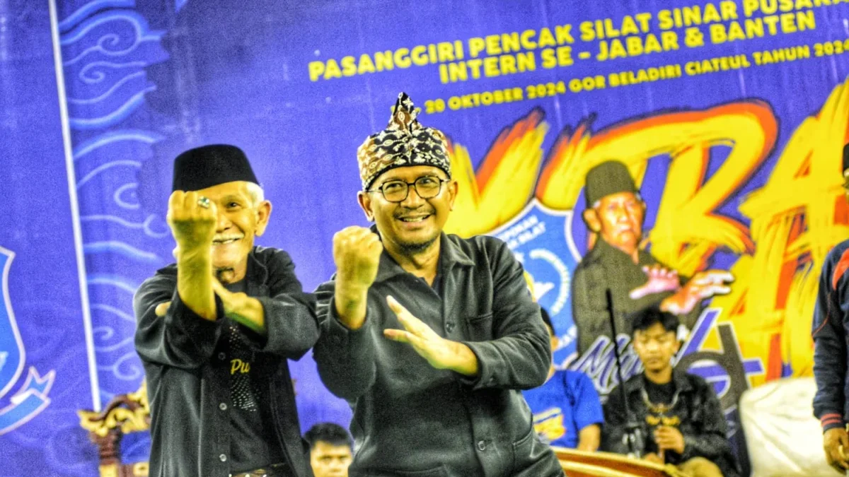 Helmi Budiman, cabup Garut nomor urut 1 memperagakan gerakan silat