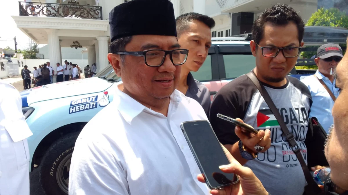 Abdusy Syakur Amin diwawancarai wartawan usai rapat konsolidasi dengan Gerindra