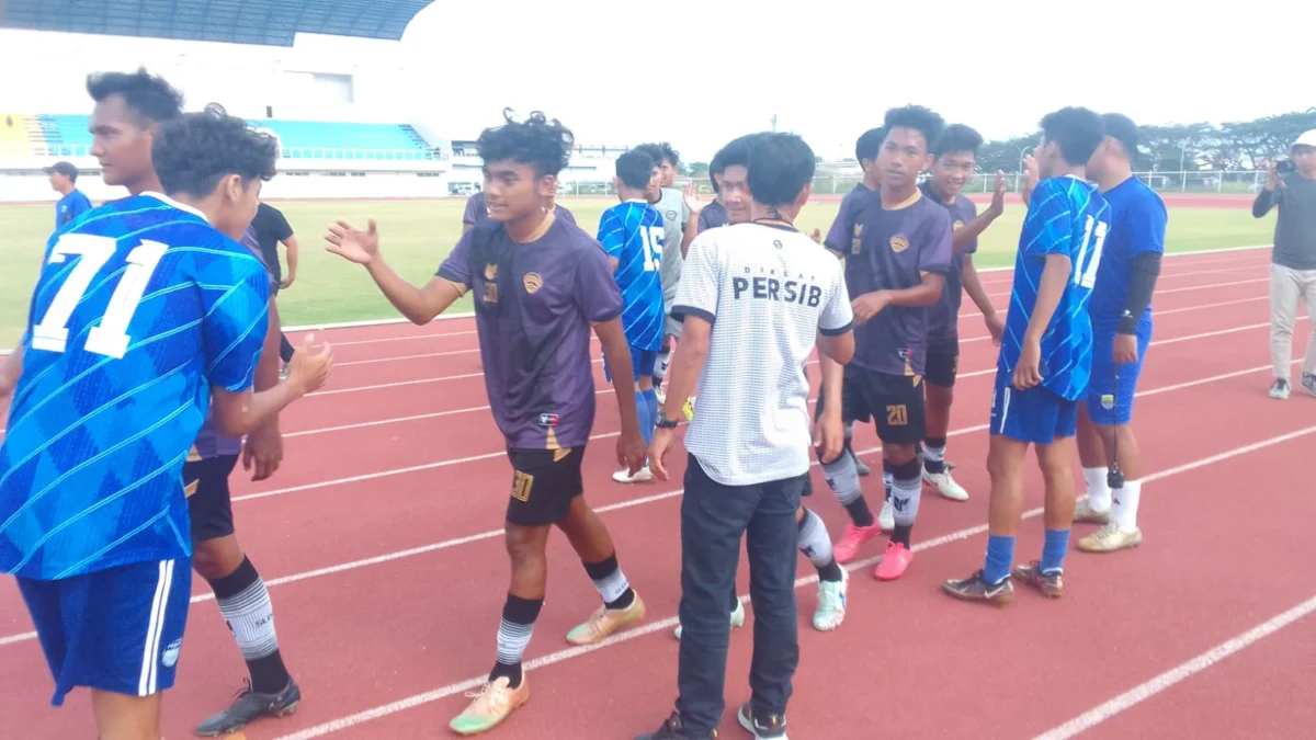 Persigar dan Persib U-18 menjalani pertandingan persahabatan di SOR RAA Adiwijaya