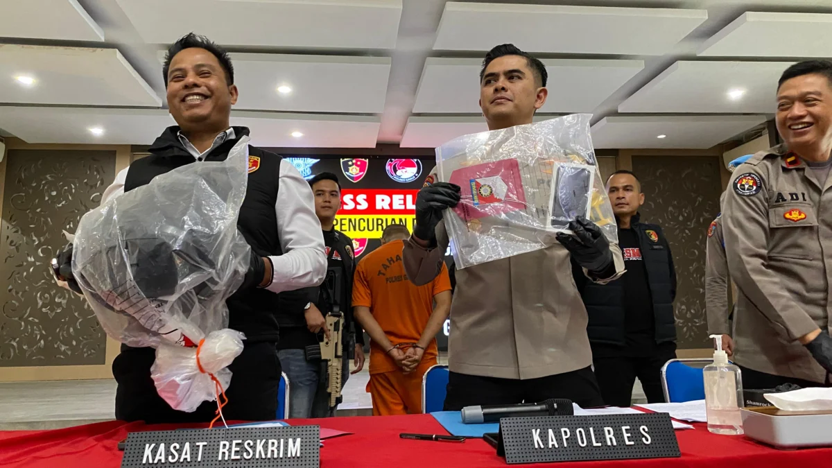 Kapolres Garut menunjukkan barang bukti