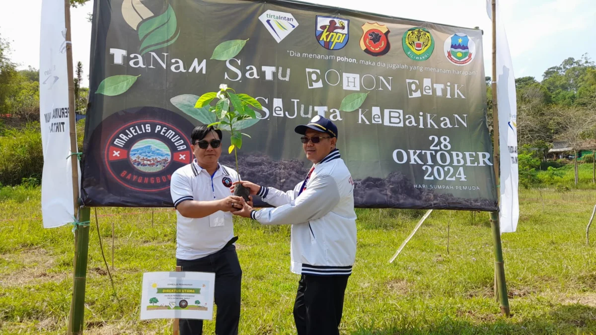 PDAM Tirta Intan Garut menanam pohon