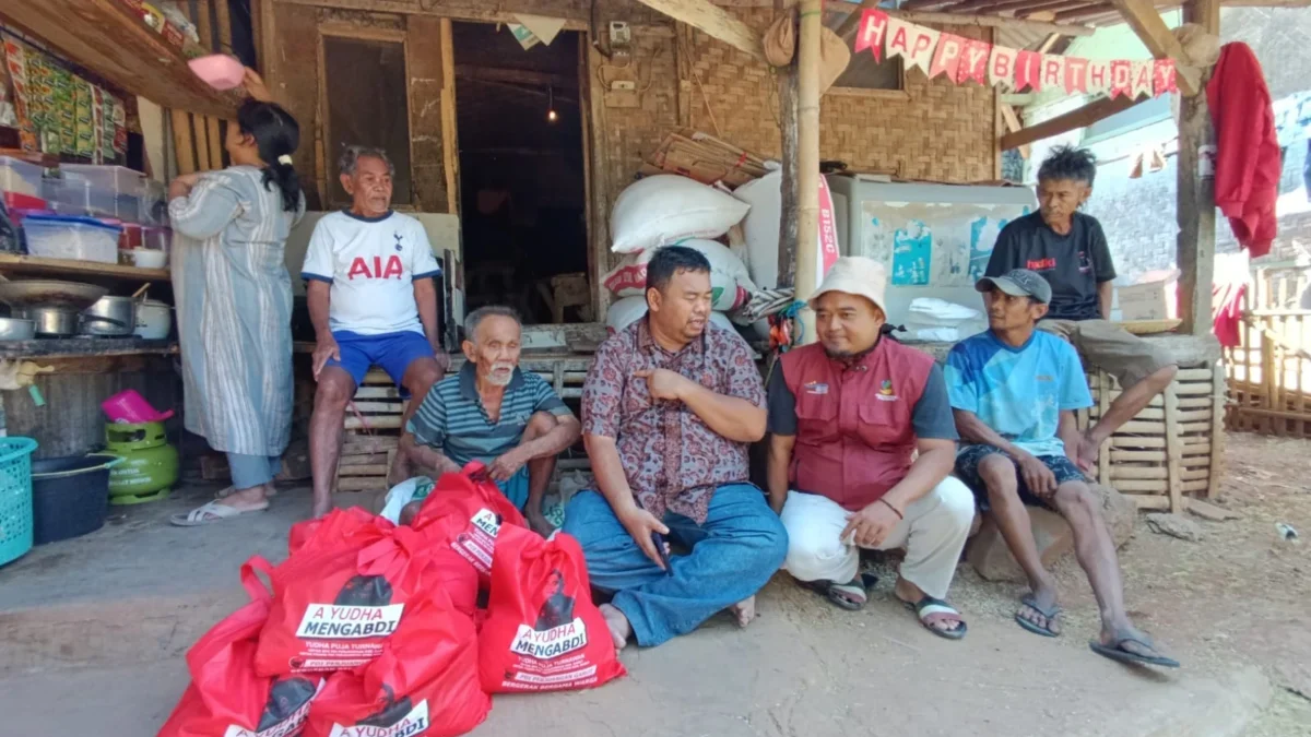 Yudha Puja Turnawan, Anggota DPRD Garut Fraksi PDIP, mengunjungi lansia dhuafa