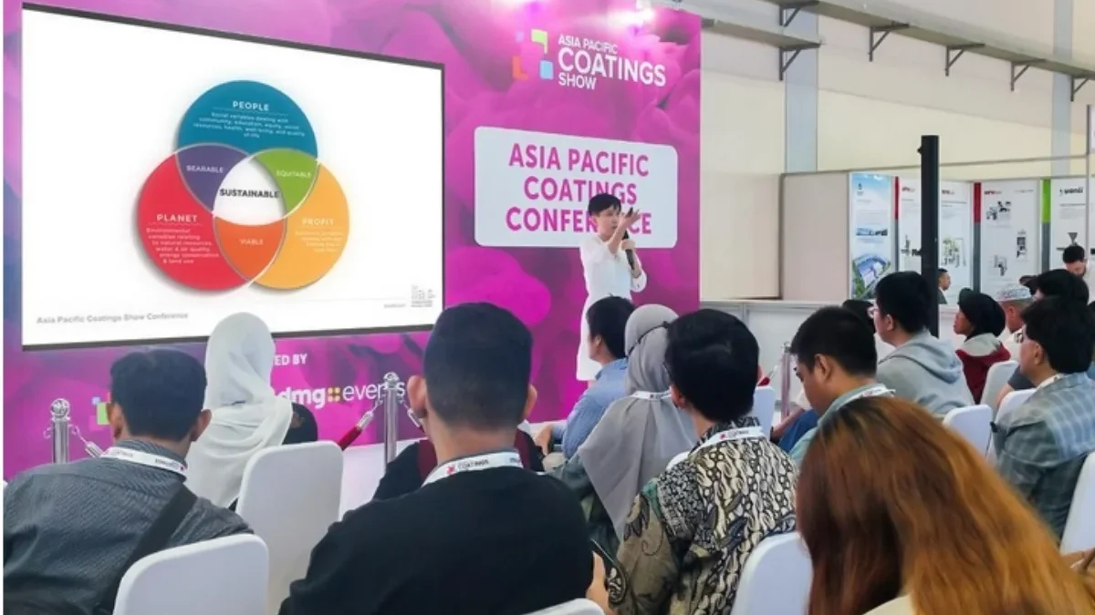 Lia Sidik Phd. saat presentasi di Konferensi Asia Pacific Coatings Show 2024 di Jakarta, Indonesia