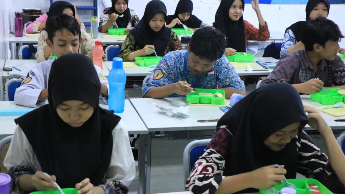 Uji coba makan bergizi gratis di Tangerang--Candra Pratama