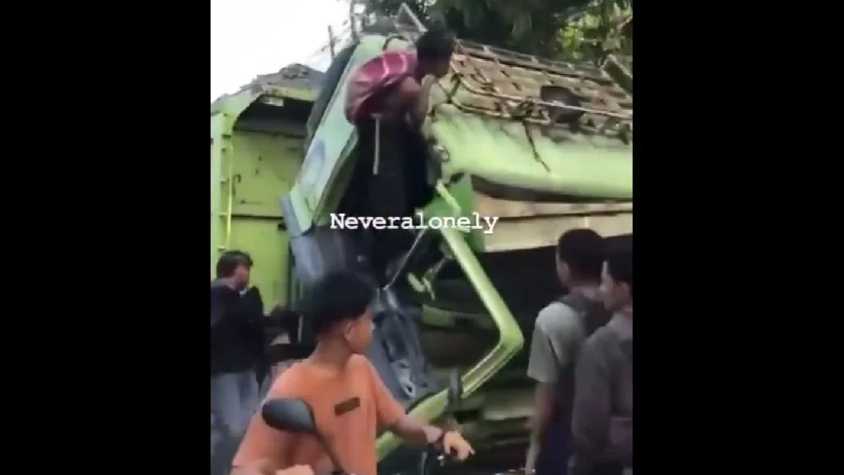 Beredar di media sosial penampakan warga preteli truk tanah di Kosambi Teluk Naga Tangerang buntut terlindasny