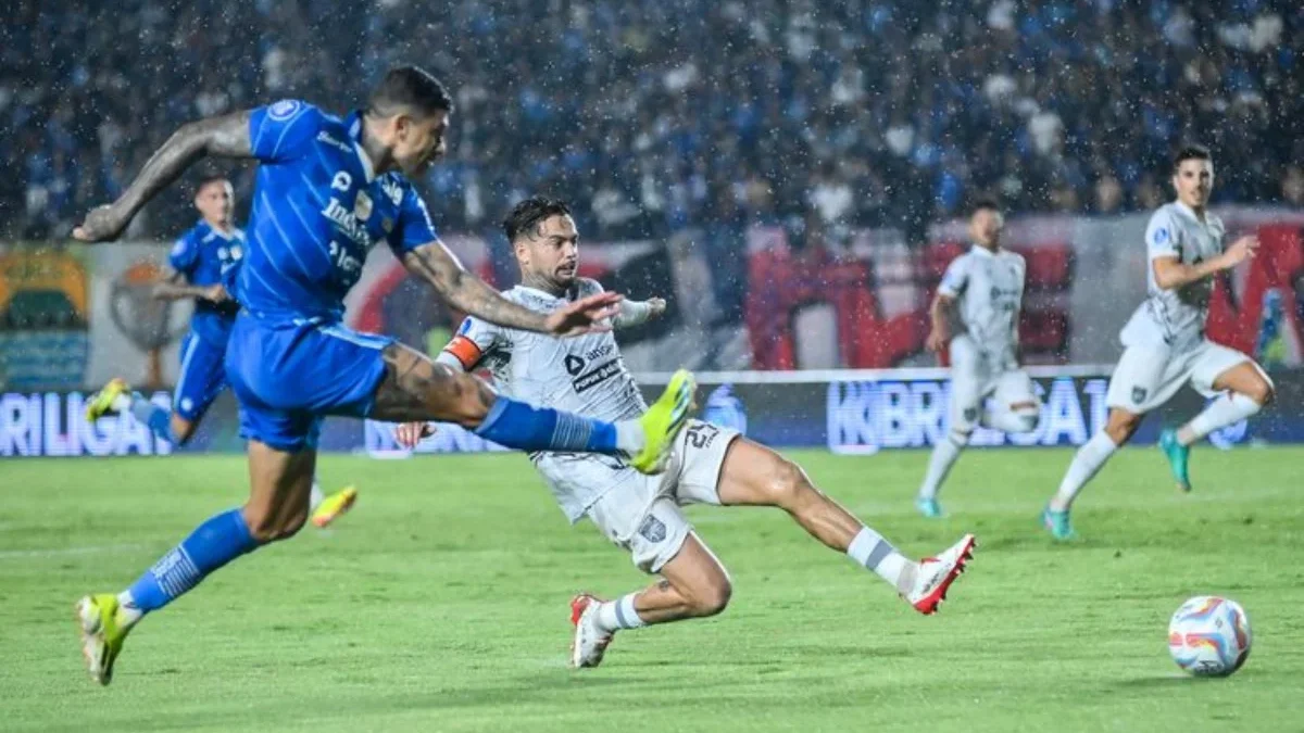 Pertandingan Peringkat Papan Atas Antara Persib Bandung vs Borneo FC