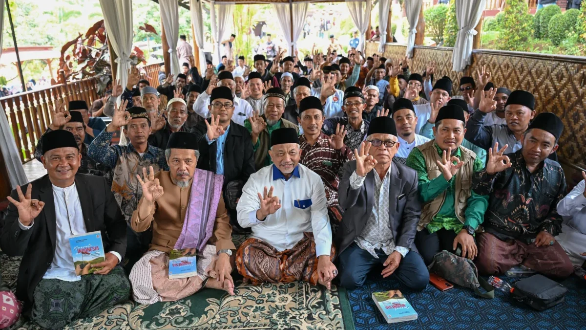 Ratusan Kiai se-Bandung Raya saat mendeklarasikan dukungan untuk pasangan ASIH di Pilgub Jabar  