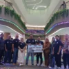 SIMBOLIS. Penyerahan hadiah Grand Prize secara simbolis dari BRI Cabang Garut kepada nasabah