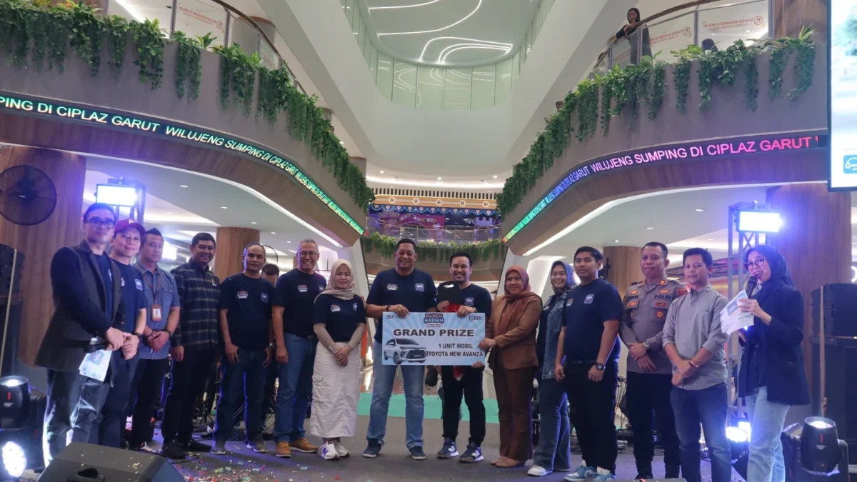 SIMBOLIS. Penyerahan hadiah Grand Prize secara simbolis dari BRI Cabang Garut kepada nasabah